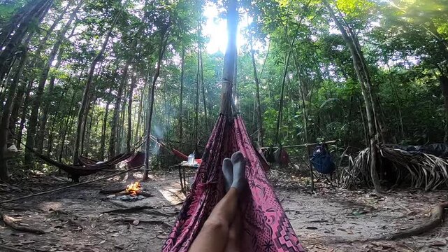 pessoa deitada em rede na floresta amazonica, tour para turistas em hotel de selva no amazonas