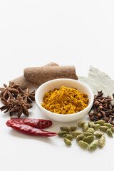 カレー粉とスパイス　白背景