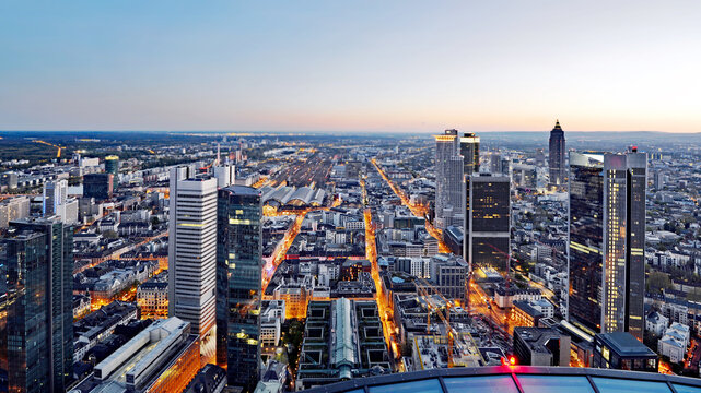Frankfurt am Main in der Abendd&auml;mmerung,