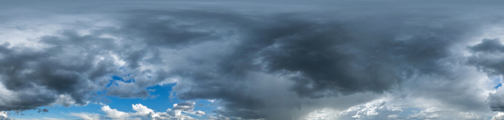 Obraz premium seamless hdri 360 panorama of dark blue sky before sunset with awesome storm clouds for use in 3d graphics or game development as skydome replacement or edit drone shot