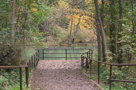 Aussichtsplattform an der Rhumequelle - eine Karstquelle - im Landkreis G&ouml;ttingen bei Rhumspringe in Niedersachsen in Deutschland