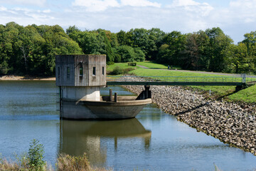 Digue de l'&eacute;tang de la Vali&egrave;re en Ille-et-Vilaine - Bretagne - France