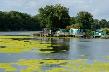 Cabanes de p&ecirc;cheur au bord de l'&eacute;tang de Carcraon en Ille-et-Vilaine - Bretagne - France 