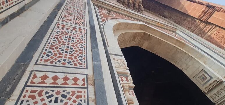 Qila-i-Kuhna Mosque Entrance Arch at Purana Qila, Delhi &ndash; Intricate Carvings and Painted Exterior
