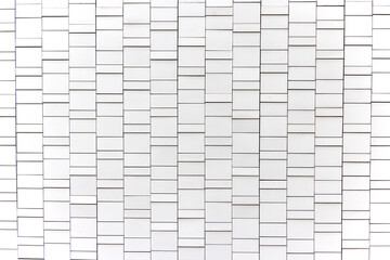直方体のタイルが交互に並んだ現代的な建物の外壁のテクスチャ