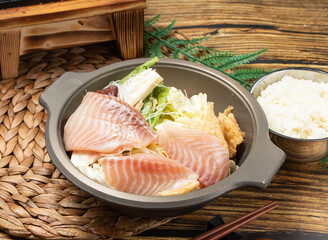 Enjoy a fresh salmon shabu shabu, perfect for a delicious and healthy meal. Cooked with fresh ingredients, it's a tasty and inviting culinary experience for any occasion.