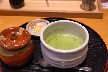 白い陶器の茶碗に注がれた泡立てられた抹茶