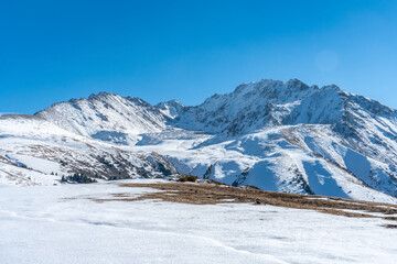 Obraz premium Winter view of mountains and ridges to the south west of Karakol ski resort top ski lift station.
