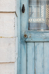 Poignée de porte ancienne en bois peinte - porte normande