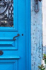 Poignée de porte en bois rustique - porte bleue
