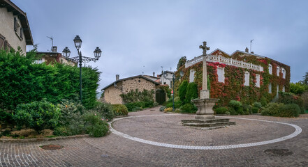 Panorama de la place centrale de Saint Victor sur Loire, en France