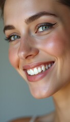 Obraz premium Radiant woman with a captivating smile