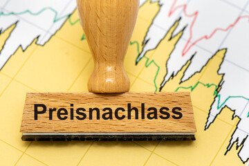 Ein Holzstempel ist beschriftet mit dem Aufdruck Preisnachlass als Symbolbild für die Ankurbelung...