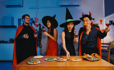 Obraz premium Joyful office Halloween party with coworkers in costumes, celebrating with drinks and laughter, fostering teamwork and festive spirit