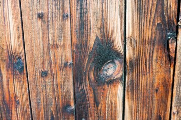 Alte rotbraun-schwarze Lattenholzwand als Hintergrund