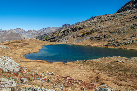 Una veduta autunnale del lago Lauzanier, nell&rsquo;omonimo vallone al confine tra l&rsquo;Italia e la Francia