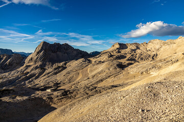 Bergwanderung durch die wunderschöne Bayrischen Alpen vor den Toren von Garmisch-Partenkirchen hinauf zur Zugspitze - Bayern - Deutschland