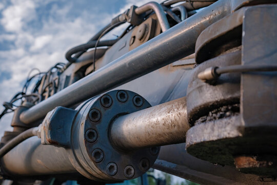 siłownik hydrauliczny, część dużej maszyny roboczej, dźwigu, koparki lub sprzętu rolniczego
