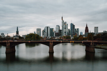 Naklejka premium Frankfurter Skyline in Hessen – ein charakteristisches Stadtbild im Herzen Deutschlands
