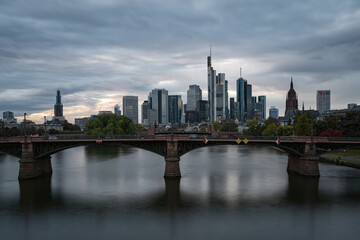 Obraz premium Frankfurter Skyline in Hessen – ein charakteristisches Stadtbild im Herzen Deutschlands