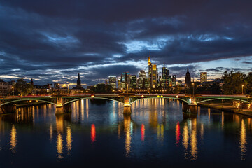 Fototapeta premium Frankfurter Skyline im Sonnenuntergang in Hessen – ein charakteristisches Stadtbild im Herzen Deutschlands