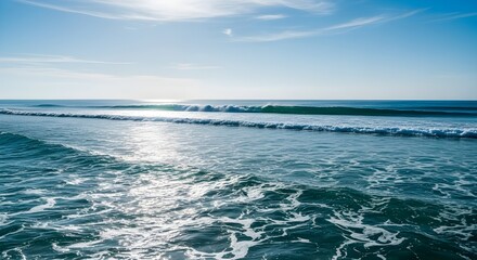 Panorama del océano azul con reflejo del sol, el vasto mar abierto con cielo despejado, olas onduladas y mar tranquilo con hermosa luz solar