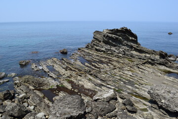 奇岩怪石の磯が続く 庄内海岸の岩場風景