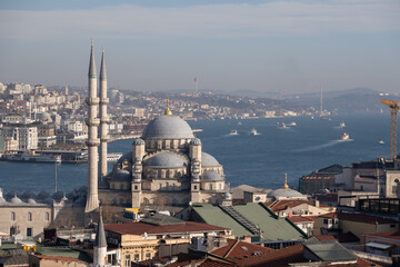 Obraz premium Istanbul Mosque Bosphorus: Panoramic view showcasing Suleymaniye Mosque's grandeur over Istanbul's Bosphorus Strait.