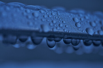 紺碧の雫：暗闇に連なる水の宝石