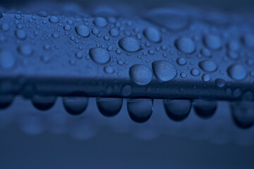 紺碧の雫：暗闇に連なる水の宝石