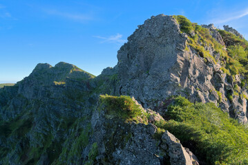 八ヶ岳の横岳、日ノ岳付近から望む奥ノ院と手前の鉾岳