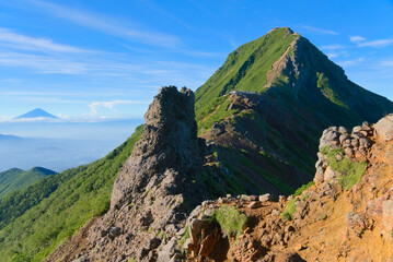 八ヶ岳、二十三夜峰の岩塔と赤岳、富士山