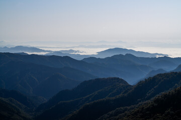 Fototapeta premium Sea of Clouds and Layered Mountain Ranges from Fujisato Komagatake Summit (Autumn Dawn)