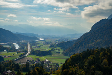 Panoramablick vom Thierberg (721 m ü. M.) auf das Inntal, die Inntalautobahn und die Kitzbüheler Alpen in Tirol, Österreich
