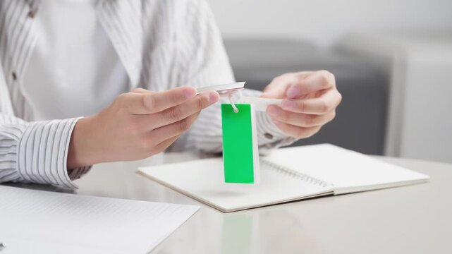 単語を覚えるアジア人男性の手元