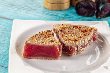 Tuna tataki with sesame seeds