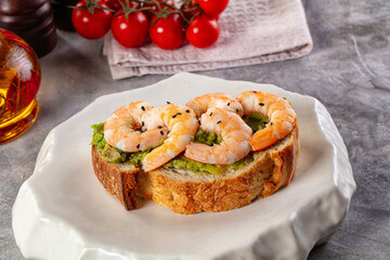Sandwich with prawn and avocado