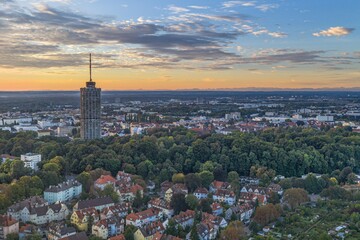 Naklejka premium Ausblick auf das morgendliche Augsburg rund um die Wertach-Auen am Thelottviertel