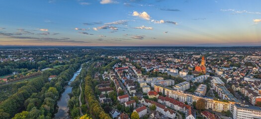 Ausblick auf das morgendliche Augsburg rund um die Wertach-Auen am Thelottviertel