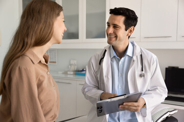 Obraz premium Doctor consulting female patient in medical office