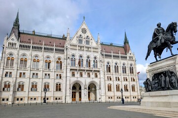 Fototapeta premium Hungarian Parliament Building and Statue in Budapest, Hungary
