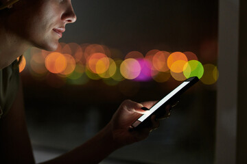 Obraz premium Portrait of Caucasian businesswoman working till late night. She standing in dark office and texting on smartphone on background of blurred lights