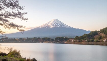 富士の静寂　春の訪れを映す湖畔の朝