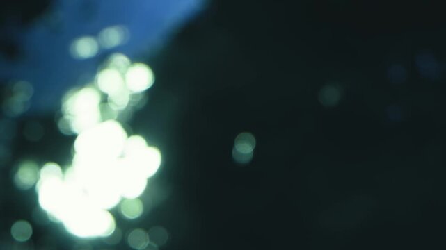 青いボケの光と幻想的なぼかし背景の抽象アート