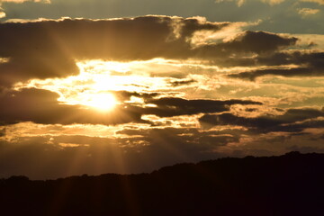 Le coucher du soleil dans les nuages