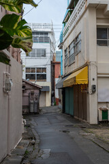 Fototapeta premium 誰もいないシャッターの閉じた古びた路地裏