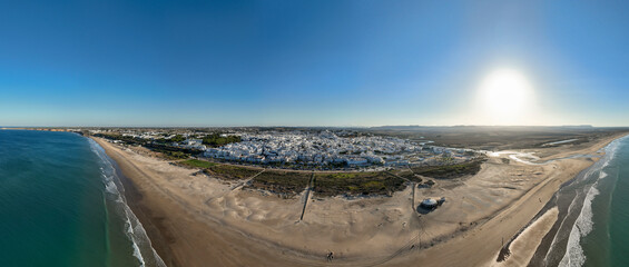 vista aérea del municipio de Conil de la frontera y su playa en la provincia de Cádiz, España