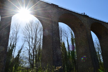 Les rayons du soleil sur le viaduc