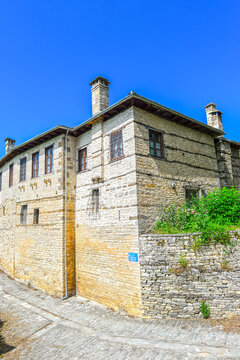 Epirot-Architektur im Bergdorf Koukouli in der Region Zagori (Zagorochoria) in Epirus, Griechenland