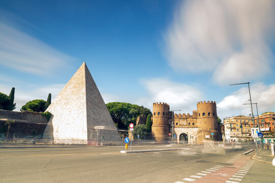 La piramide Cestia a Roma. uno scatto a lunga esposizione di giorno.